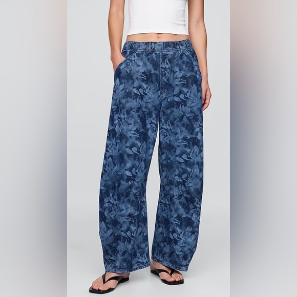 GAP Mid Rise UltraSoft Easy Horseshoe Jeans in Navy Blue Floral (M) - Picture 2 of 8